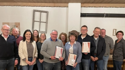 Die Theaterfreunde Süß wählen einen neuen Vorstand und ernenne Ehrenmitglieder (vorn, von links): Bürgermeister Bernhard Lindner, Vorsitzende Julia Jung sowie die Ehrenmitglieder Walter Wagner, Brigitte Kraus, Matthias und Gerald Schüller; hinten (von links): Kassenprüfer Hans Lederer, Zweite Kassenwartin Stefanie Kohl, Erste Kassenwartin Sabrina Meier und Schriftführerin Gabi Ströhl; ganz hinten (von rechts): Spielleiter Georg Ritter und Zweiter Vorsitzender Thomas Fenk. (Bild: Michael Jung/exb)