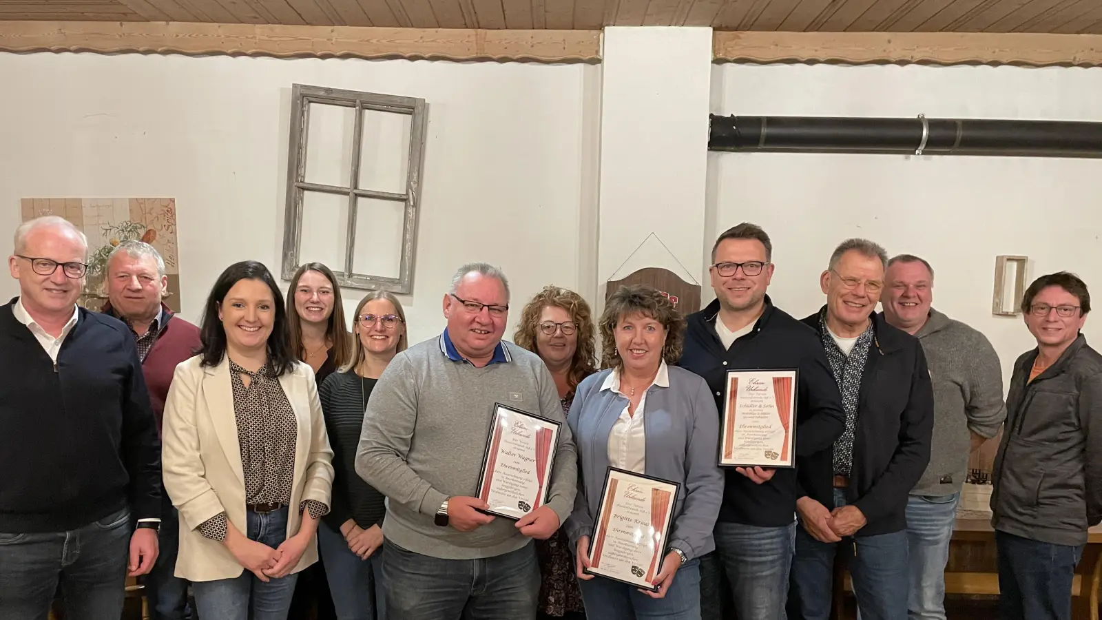 Die Theaterfreunde Süß wählen einen neuen Vorstand und ernenne Ehrenmitglieder (vorn, von links): Bürgermeister Bernhard Lindner, Vorsitzende Julia Jung sowie die Ehrenmitglieder Walter Wagner, Brigitte Kraus, Matthias und Gerald Schüller; hinten (von links): Kassenprüfer Hans Lederer, Zweite Kassenwartin Stefanie Kohl, Erste Kassenwartin Sabrina Meier und Schriftführerin Gabi Ströhl; ganz hinten (von rechts): Spielleiter Georg Ritter und Zweiter Vorsitzender Thomas Fenk. (Bild: Michael Jung/exb)