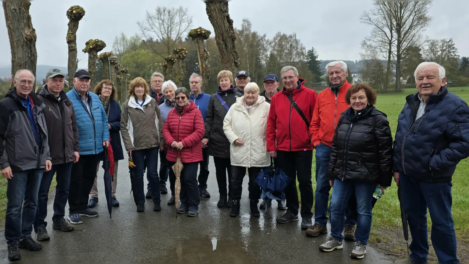 Eine große Wandergruppe der 7er Kameradschaft nutzte das Wochenende zu einer Ortsteilwanderung vom Osten bis zur DJK. Zur Kaffeestunde in der Almhüttn stießen weitere Mitglieder hinzu. (Bild: Peter Ertl)