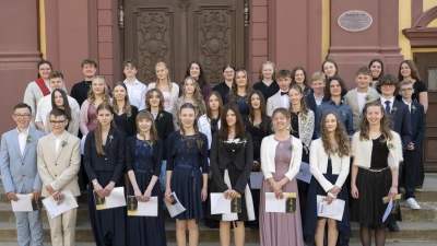 Gruppenfoto der Konfirmierten gemeinsam mit den Teamer:innen der Evangelischen Jugend Amberg und Diakonin Sara Makari. (Bild: Severine Martin)
