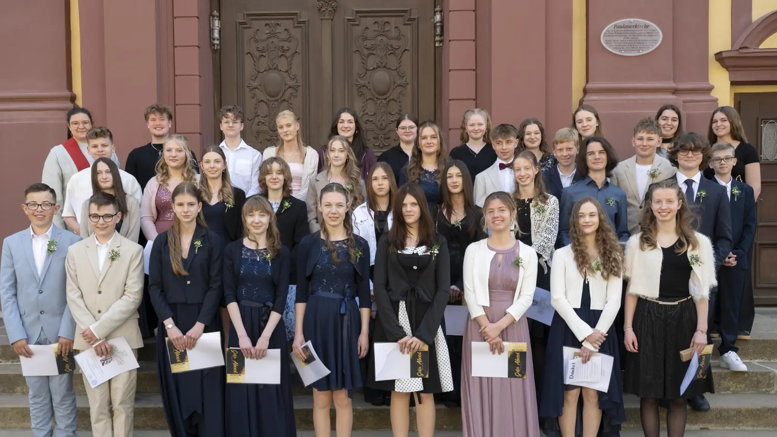 Gruppenfoto der Konfirmierten gemeinsam mit den Teamer:innen der Evangelischen Jugend Amberg und Diakonin Sara Makari. (Bild: Severine Martin)