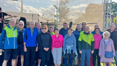 Die Radgruppe aus Konnersreuth zu Gast beim Blasmusikfest in Teplá. Von rechts: 1. Bürgermeister Karel Hermann, Věra Miková von der Tourist-Info Teplá, Michaela Günthner von der Tourist-Info Konnersreuth, Fahrradguide Richard Schiedeck, 2. Bürgermeister Philipp Schwan sowie die weiteren Teilnehmer der Radgruppe. (Bild: Michaela Günthner )