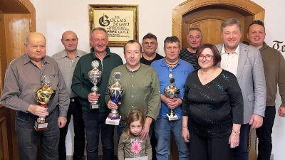 Die Sieger der Kastler Taubenfreunde der Reisesaison 2025: von li. Alois Lang, Vorstand Willi Fehlner, Lothar Ried, Lothar Lutter (Vereinsmeister) Hans Fleischmann, Stefan Lill, Rainer Kemmling, Elisabeth Lang, Bürgermeister Stefan Braun und RV-Vorstand Thomas Frisch  (Bild: Josef Piehler)