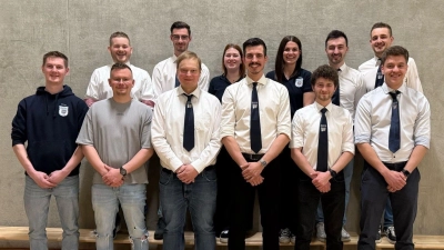 Neuer Vereinsausschuss Kirwaverein Pfreimd e. V.: Obere Reihe von links: Sebastian Ruhland (2. Kassier), Nicolas Tröster (Beisitzer), Eva Brunner (2. Schriftführerin), Theresa Stubenvoll (1. Schriftführerin), Johannes Zeus (Beisitzer), Lukas Maier (Beisitzer) Untere Reihe von links: Simon Fischer (Beisitzer), Stefan Birner (Beisitzer), Christian Maier (2. Vostand), Andreas Igl (1. Vorstand), Tobias Ruhland (1. Kassier), Elias Irlbacher (Beisitzer). (Bild: Karin Ruhland)