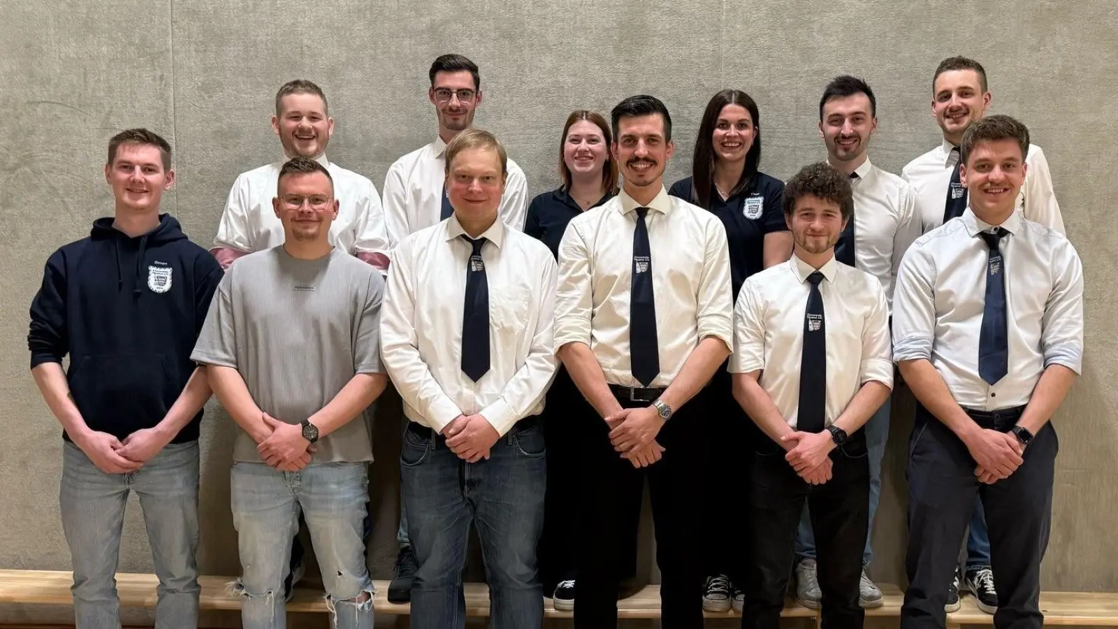 Neuer Vereinsausschuss Kirwaverein Pfreimd e. V.: Obere Reihe von links: Sebastian Ruhland (2. Kassier), Nicolas Tröster (Beisitzer), Eva Brunner (2. Schriftführerin), Theresa Stubenvoll (1. Schriftführerin), Johannes Zeus (Beisitzer), Lukas Maier (Beisitzer) Untere Reihe von links: Simon Fischer (Beisitzer), Stefan Birner (Beisitzer), Christian Maier (2. Vostand), Andreas Igl (1. Vorstand), Tobias Ruhland (1. Kassier), Elias Irlbacher (Beisitzer). (Bild: Karin Ruhland)