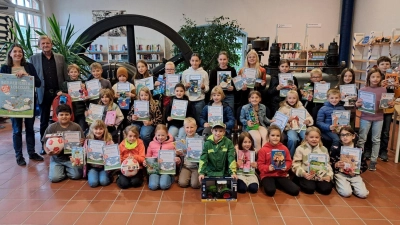 Die Leseclub-Kinder mit Christine Henrich (l.) und Norbert Schuller (2.v.l.) beim Gruppenfoto nach der Siegerehrung.  (Bild: Herta Zölch)