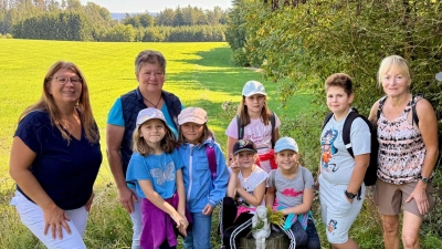 Die Kinder unterwegs am Märchenweg (Bild: Simone Vetter)
