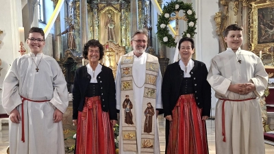 Die „Zupfer-Moidln“ Waltraud und Renate gestalteten a capella die Maiandacht in St. Felix. Den Erlös in Höhe von 525 Euro stellten sie Guardian Pater Stanislaus zur Verfügung.  (Bild: Martin Staffe)
