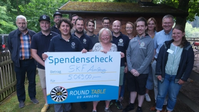 Wie alle Jahre bedankte sich Round Table 69 Amberg beim SkF mit einer ansehnlichen Spende. Heuer übergab Präsident Dr. Robert Winkler im Beisein von OB Michael Cerny (Zweiter von rechts) und von Thomas Schieder, Leiter des Jugendamts beim Landkreis (links), 5.069 Euro an SkF-Vorsitzende Marianne Gutwein.  (Bild: Hubert Uschald)
