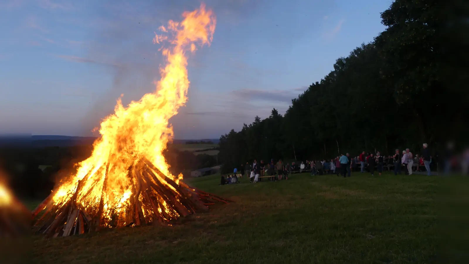 Weithin leuchtete das Johannisfeuer der Kolpingfamilie, für das die Stadt den Grund zur Verfügung gestellt hatte (Bild: Walther Hermann)