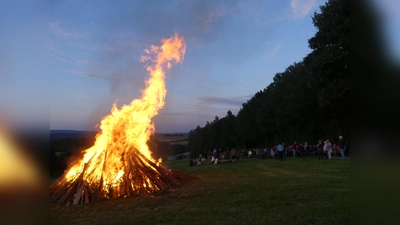 Weithin leuchtete das Johannisfeuer der Kolpingfamilie, für das die Stadt den Grund zur Verfügung gestellt hatte (Bild: rn)