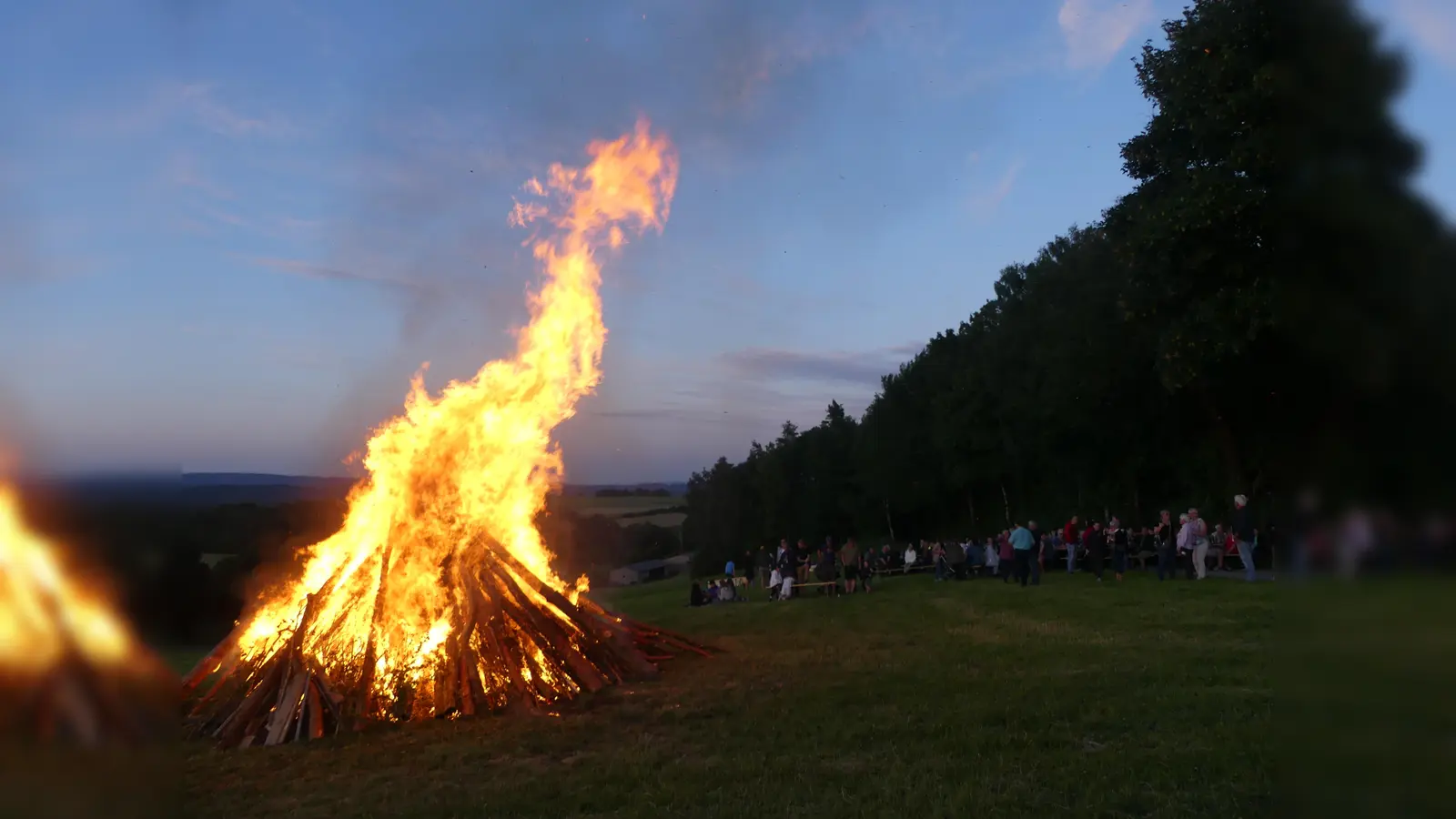 Weithin leuchtete das Johannisfeuer der Kolpingfamilie, für das die Stadt den Grund zur Verfügung gestellt hatte (Bild: rn)