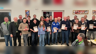 von links: Die beiden Schützenmeister Johann Fuchs und Martin Alwang, sowie BGM Martin Prey, sowie die Vertreter der Vereine /Gruppen und die jeweils besten Einzelschützen;  (Bild: Maria Hoch)