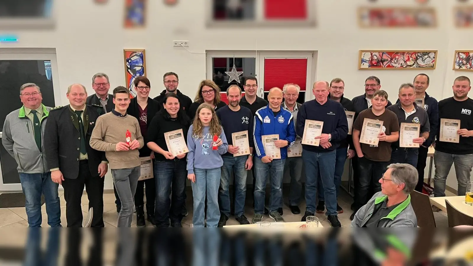 von links: Die beiden Schützenmeister Johann Fuchs und Martin Alwang, sowie BGM Martin Prey, sowie die Vertreter der Vereine /Gruppen und die jeweils besten Einzelschützen;  (Bild: Maria Hoch)