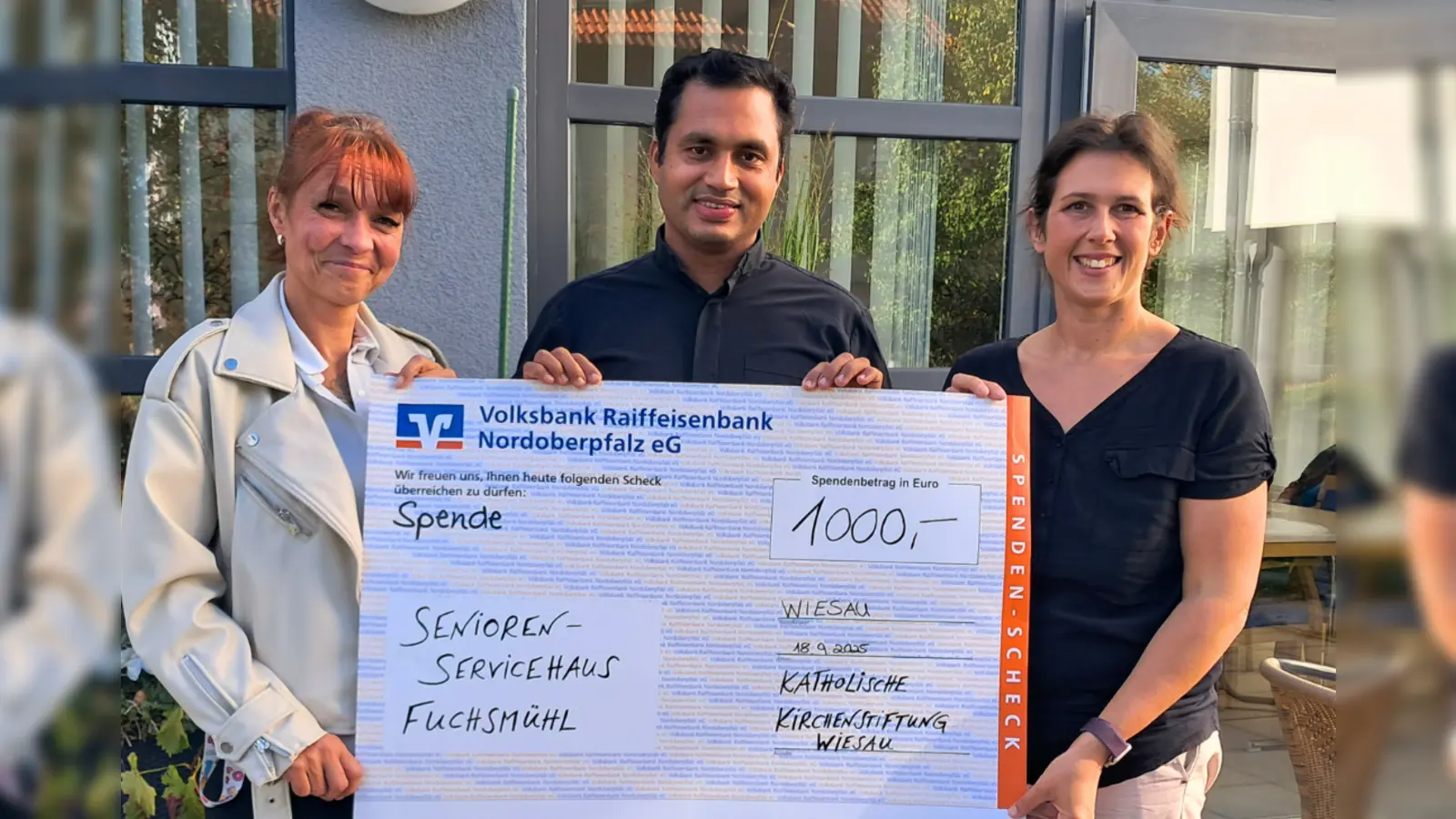 Herrn Pfarrer Nees von der Katholischen Kirchenstiftung Wiesau bei der Schecküberreichung an das Sozialteam Senioren-Servicehaus Fuchsmühl. (Bild: Christina Walberer)