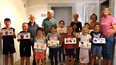 Nach zwei Malstunden präsentierten die Kinder gemeinsam mit der Betreuung vom Kunstverein Tirschenreuth ihre fertigen Werke.  (Bild: Charlotte Baumer)