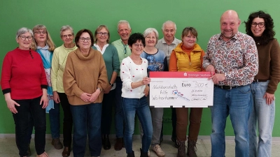 Ein Gewinn für alle Beteiligten: Gerne nimmt eine Abordnung der insgesamt 17 Lesepaten die Spende von Schulleiter Günter Paul (2. v. r.) und Lehrerin Felicitas Schleinkofer (r.) entgegen. (Bild: Gerhard Müller)