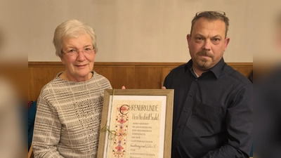 Vorsitzender Harald Klatzka (r.) übergab die Ernennungsurkunde für Herbert Seidel stellvertretend an dessen Frau Anneliese. (Bild: Simon Rosner)