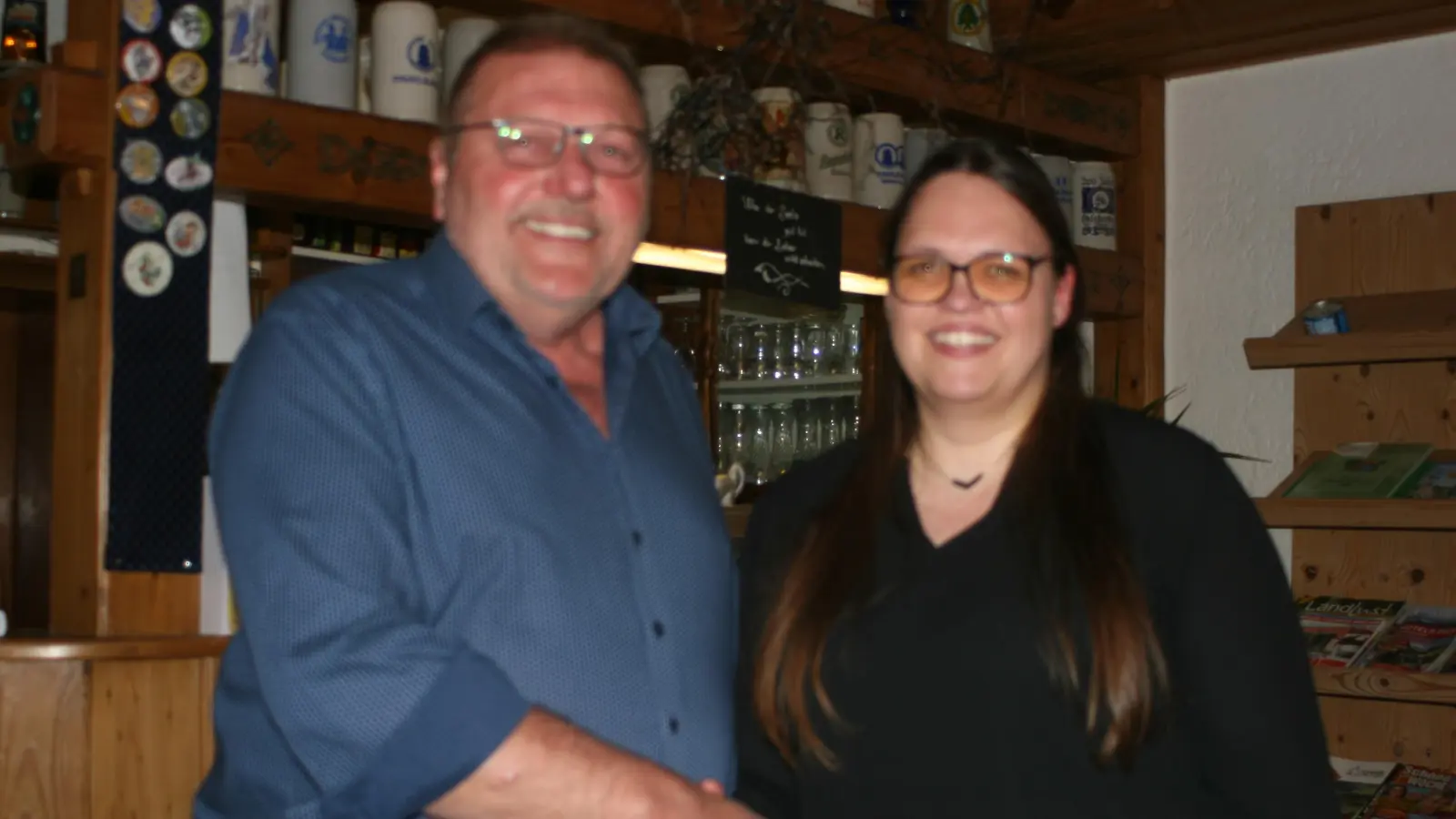  Mit Carin Nesner aus Lind (rechts) konnte durch den Vorsitzenden Hans Biegerl mit Handschlag wieder ein Neumitglied aufgenommen werden. <br> <br> (Bild: Christoph Fröhlich)