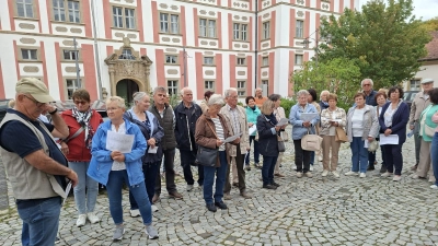 Die Senioren bei der fachkundigen Führung durch das Klosterdorf und die Klosterkirche (Bild: Kuni Hanauer)