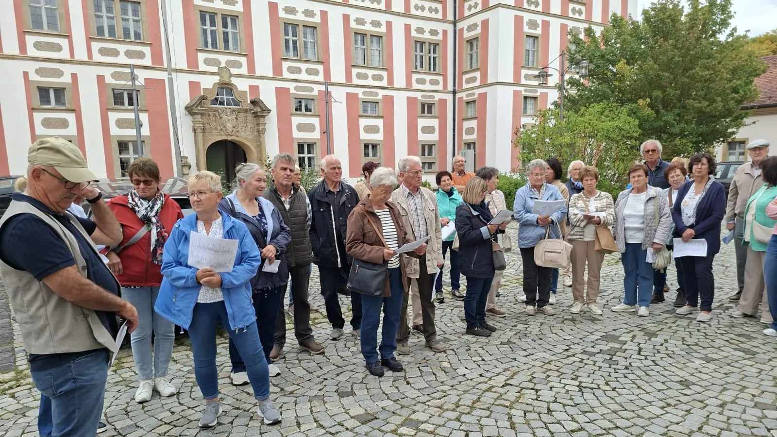 Die Senioren bei der fachkundigen Führung durch das Klosterdorf und die Klosterkirche (Bild: Kuni Hanauer)