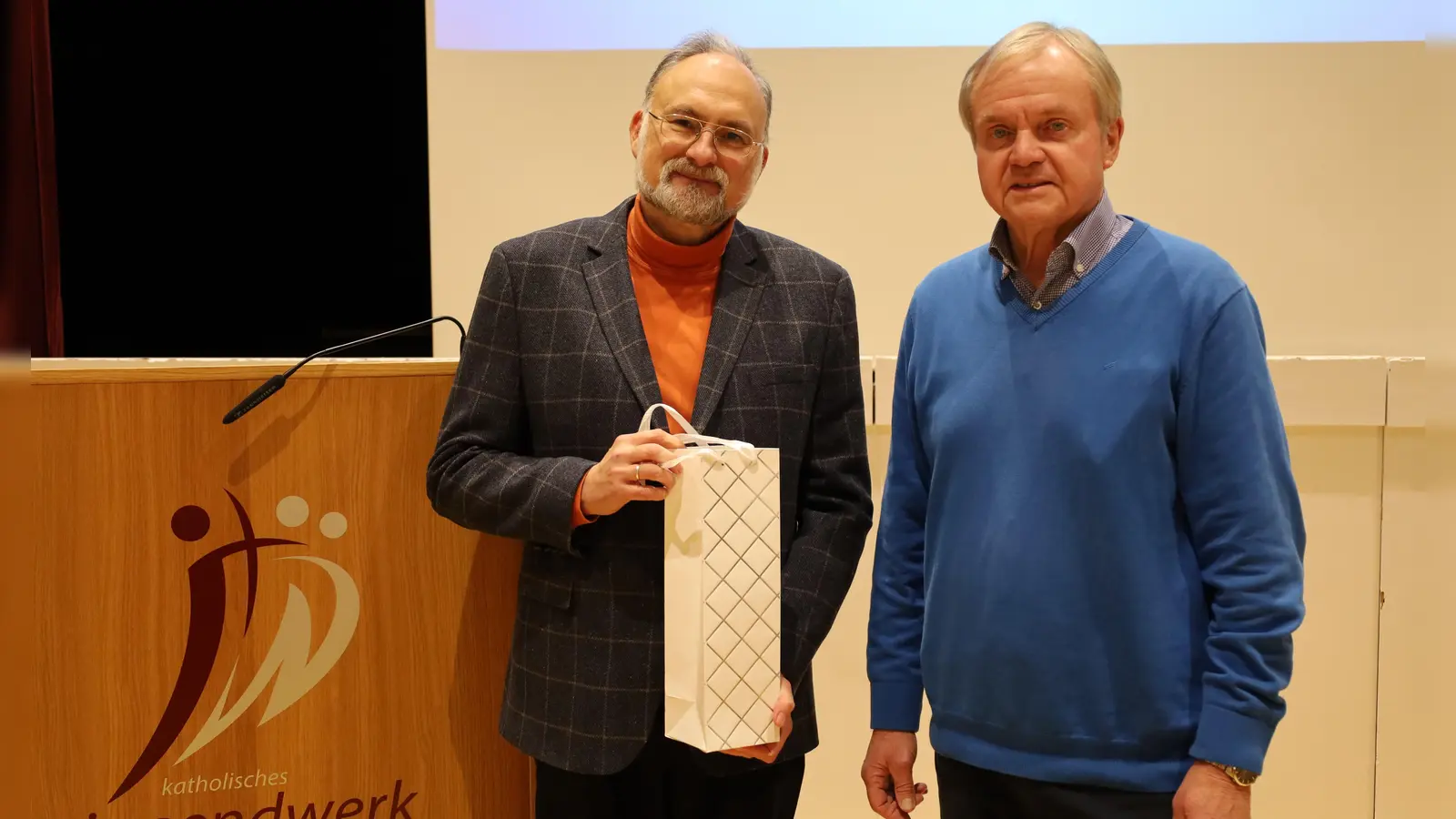 Walter Elberskirch bedankte sich bei Professor Manfred Eder für die verständliche und anschauliche Darstellung der Krisen und Umbrüche in der Kirche in den letzten 200 Jahren. (Bild: Sepp Ferstl)