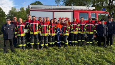 Die Teilnehmenden bei der Leistungsprüfung der Freiwilligen Feuerwehr Burkhardsrieth. (Bild: Elisabeth Siller )