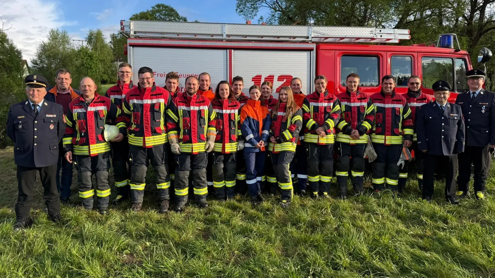 Die Teilnehmenden bei der Leistungsprüfung der Freiwilligen Feuerwehr Burkhardsrieth. (Bild: Elisabeth Siller )