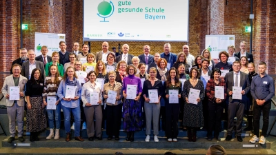 Walter Thurn (Realschule am Tor zur Oberpfalz) nahm in der Münchner Residenz die Auszeichnung „Gute gesunde Schule“ entgegen – gemeinsam mit weiteren prämierten Vertreterinnen und Vertretern Oberpfälzer Schulen. (Bild: Matthias Balk)