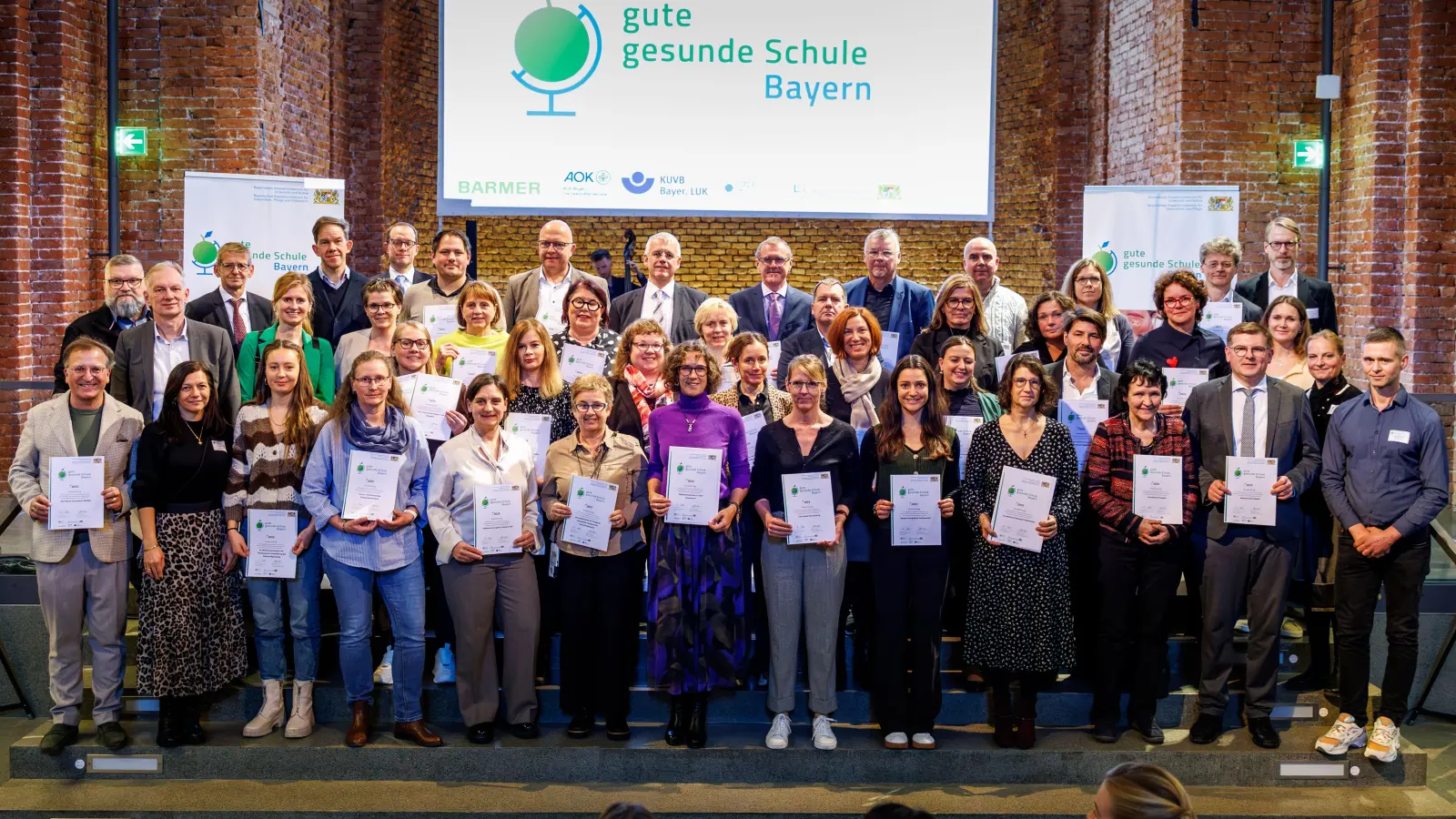 Walter Thurn (Realschule am Tor zur Oberpfalz) nahm in der Münchner Residenz die Auszeichnung „Gute gesunde Schule“ entgegen – gemeinsam mit weiteren prämierten Vertreterinnen und Vertretern Oberpfälzer Schulen. (Bild: Matthias Balk)