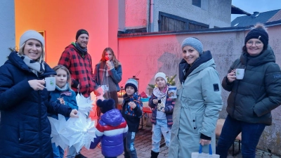 Vor dem Eingang der Gemeinde- und Pfarrbücherei Moosbach gab es Glühwein, Kinderpunsch und Plätzchen von der Frauen-Union Moosbach. (Bild: Ulrike Guttenberger)