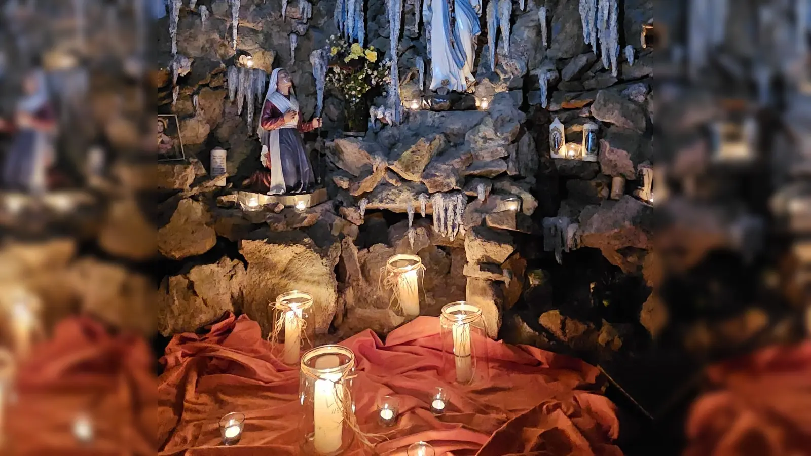 Die Lichterprozession führte zur Statue der Muttergottes von Lourdes in der Grotte der Unterauerbacher Pfarrkirche. (Bild: Franz Grabinger)