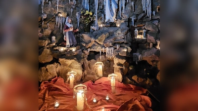 Die Lichterprozession führte zur Statue der Muttergottes von Lourdes in der Grotte der Unterauerbacher Pfarrkirche. (Bild: Franz Grabinger)