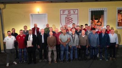 Im Rahmen der Jahreshauptversammlung 2026 des FSV Waldthurn werden viele längjährige Mitglieder geehrt. (Bild: Franz Völkl)