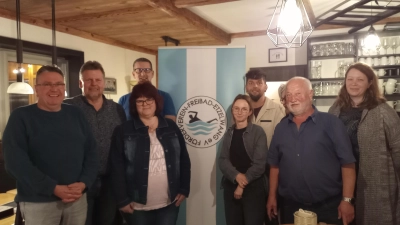 Der aktuelle Vorstand des Fördervereins (von rechts nach links): Michaela Frey, Vorsitzender Josef Schmidpeter, Bärbel Wallrapp (halb verdeckt), Christian Köhler, Kristina Langhans, Birgit Weigert, Bürgermeister Roman Berr, Ernst Scharr mit Kassenprüfer Walter Bielesch. (Bild: Ernst Scharr)