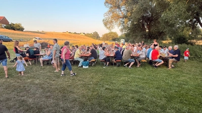 Zahlreiche Gäste folgten der Einladung des Trachtenvereins Trisching und genossen einen geselligen Sommerabend in der Louh. (Bild: Ines Schönberger)