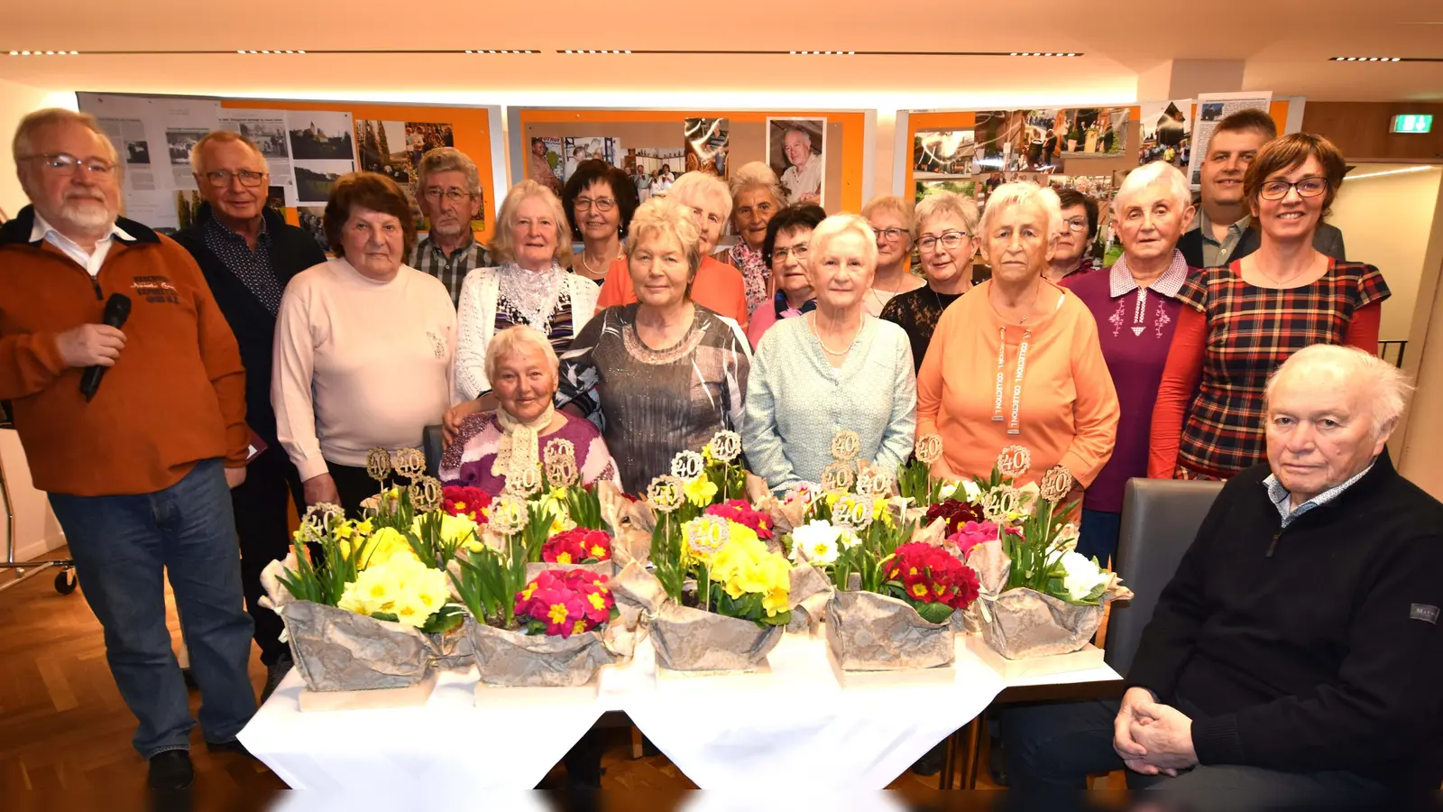 die Gründungsmitglieder des Gartenbauvereins Illschwang, mit der Ehren- und Gründungsvorsitzenden Frieda Dehling (sitzend/5.von links), dem Ehrenvorsitzenden Herbert Nägerl (sitzend/rechts), dem 1.Vorsitzenden Wolfgang Stowasser (links), Bürgermeister Dieter Dehling (stehend/ 2.von rechts) und Kreisfachberaterin Michaela Basler (stehend/rechts). (Bild: Norbert Weis)