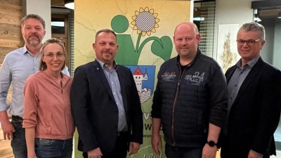 Im Amt bestätigt wurde die Vorstandschaft, die noch um berufene Beisitzer ergänzt wurde. Bürgermeister Birner (rechts) gratulierte den Gewählten. (Bild: Simon Rosner)