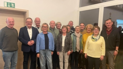 Von links: Josef Schanderl, 2. Bürgermeister Martin Preuß, Erwin Reng, Irene Reng, Alfons Bauer, Hildegard Rauch, Cornelia Schanderl, Loni Inzelsperger, Bernhard Rauch, Gertraud Nagler, Konrad Schwab, Monika Peter, Antonia Weigl, Wolfgang Weigl. (Bild: Monika Bauer)