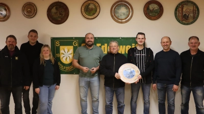 Die Geehrten und Gewinner der Weihnachtsscheibe mit Erstem Schützenmeister Heiner Graf (v.r.), Erstem Bürgermeister Hans Ram und Schießleiter Georg Dotzler (l.). (Bild: Michael Rabenhofer)