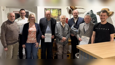 Vorsitzende Eva-Maria Procher (3.v.l.) dankte im Beisein von zweiten Bürgermeister Thomas Kleber (4.v.l.) und Landrat Andreas Meier (3.v.r.) langjährigen Mitgliedern für die Treue.  (Bild: Karl Ziegler)