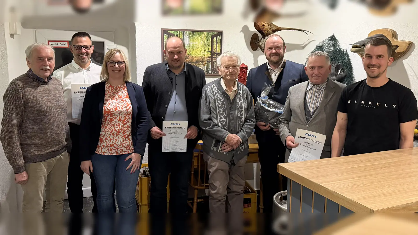 Vorsitzende Eva-Maria Procher (3.v.l.) dankte im Beisein von zweiten Bürgermeister Thomas Kleber (4.v.l.) und Landrat Andreas Meier (3.v.r.) langjährigen Mitgliedern für die Treue.  (Bild: Karl Ziegler)