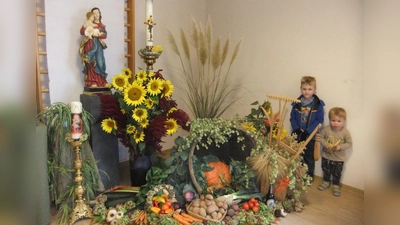Ein reichhaltiger Dankaltar mit den Früchten der Erde von 2026 lag hier beispielsweise Maria mit dem Jesuskind am Marienaltar zu Füßen. Da staunten nach dem Festgottesdienst nicht nur die zwei Buben auch viele weitere Kinder und freuten sich sichtlich sehr! (Bild: Michael Götz)