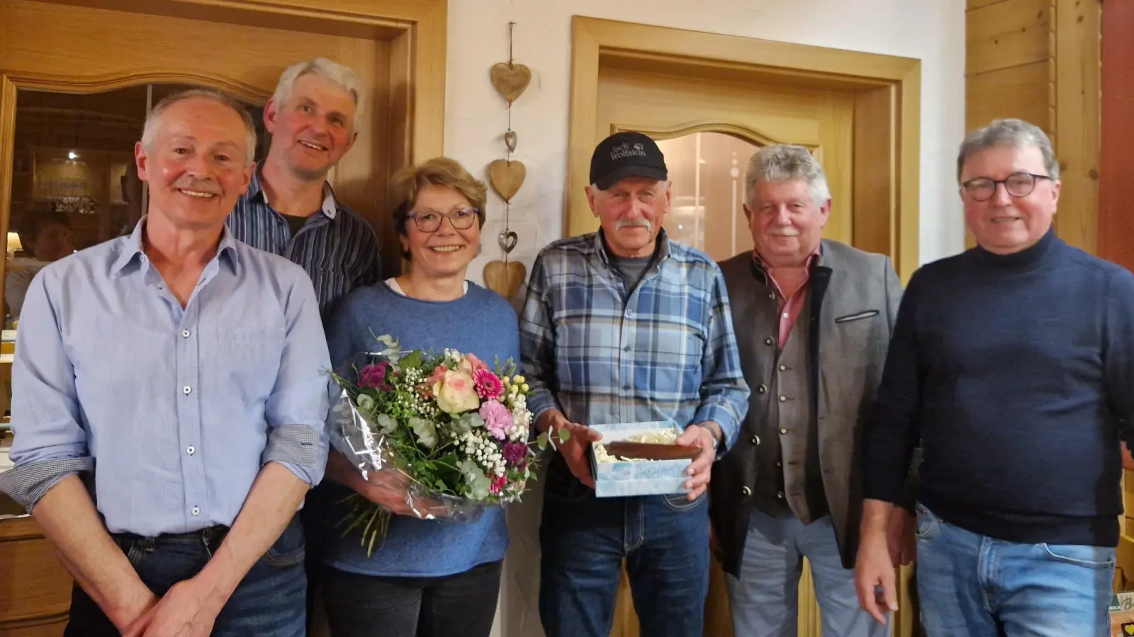 Vorstandsmitglieder der Jagdgenossenschaft Naabdemenreuth und Jagdpächter: von links:<br>Josef Mathes, Thomas Übelacker, Annemarie Bruischütz, Robert Bruischütz,, zweiter Bürgermeister Erich Sperber und Heinz Uhl. (Bild: Heinz Uhl)