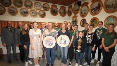 Als Routinier bewährte sich Konrad Groß (Siebenter von links), der in Preißach den Schützenkönigstitel errang. Erste Lichtgewehr-Vereinsmeisterin war Romy Stefan (Fünfte von rechts). 45 Teilnehmer wetteiferten diesmal um die zahlreichen Titel und Trophäen. (Bild: Bernhard Piegsa)