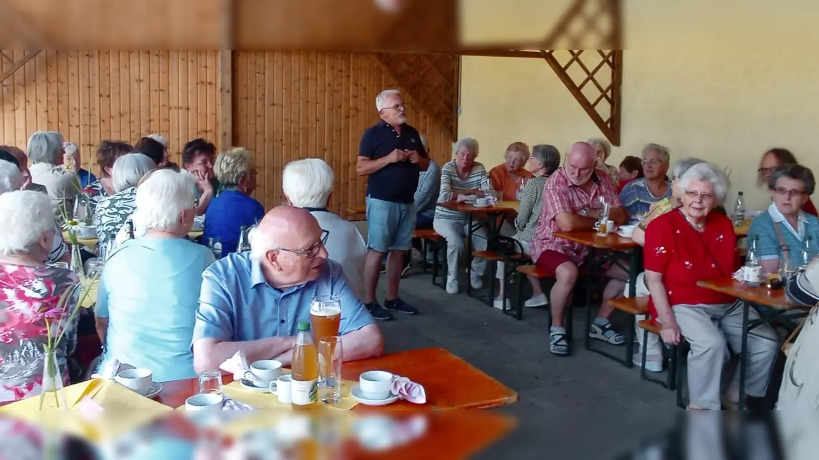 Alfred Wulfänger begrüßt die zahlreichen Gäste zum Grillnachmittag. Im Vordergrund Pfarrer Andreas Hanauer bei einem kühlen Glas Bier. (Bild: Sabine Bäumler)