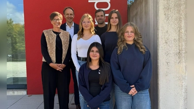 Hinten von links: Schulamtsdirektor Stephan Tischer, Lehrer Philipp. Mitterer Mitte von links: Förderlehrerin Jutta Gebhardt, Larissa Schwarz, Raluca Nan. Vorne von links: Helen Salha, Johanna Donhauser. (Bild: Philipp Mitterer)