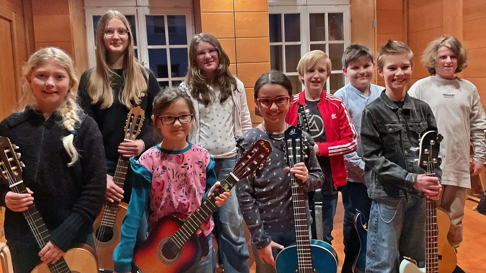 Beim Vorspiel glänzt die Gitarrengruppe mit Lehrerin Melanie Häckel im Auditorium der Musikschule mit: Vordere Reihe von links: Melissa Lochner, Afina Verigorova, Meryem Mammadov, Ludwig Loos. Hintere Reihe von links: Yara Mattausch, Alexandria Schultz, Robin Schneider, Jakob Weigl, Taylor Mathi. (Bild: Reinhard Kreuzer)