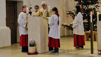 Pfarrer Hartl feierte zum Auftakt des Jubiläumsjahres den Sonntagsgottesdienst in der Pfarrkirche St. Emmeram Waidhaus. (Bild: Josef Kleber)