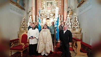 Vor dem Altar mit dem Mariahilf-Gnadenbild (von links erste Reihe) Mesner Mathias Schatz, Vizepräses Pater Seraphin, Präfekt Michael Koller, (dahinter von links) die Bannerabordnungen mit Stefan Ströhl, Oliver Weiß Gerhard Meier, Wolfgang Gerl und Uli Hübner. <br><br> (Bild: Anna Dobmeier )